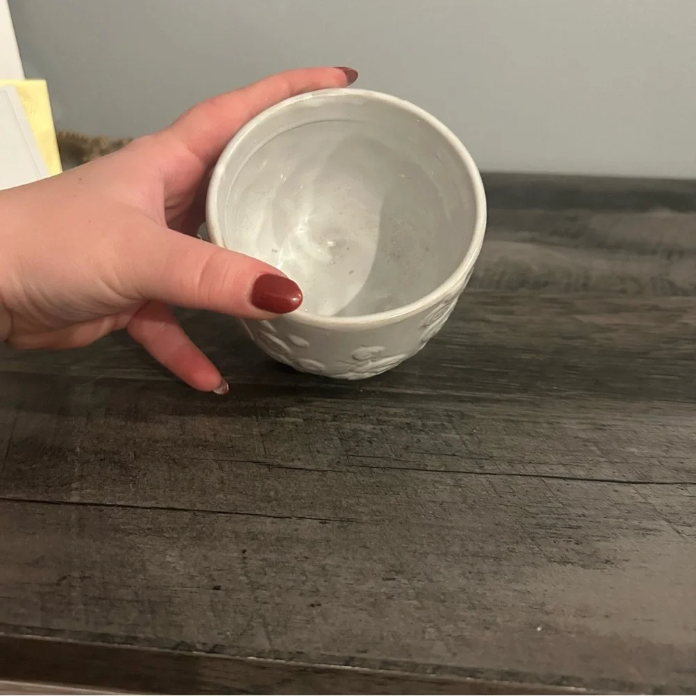 White Paisley floral embossed farmhouse style planter pot - Picture 5 of 5